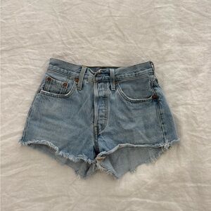 Levi’s 501 Denim Shorts – Light Wash